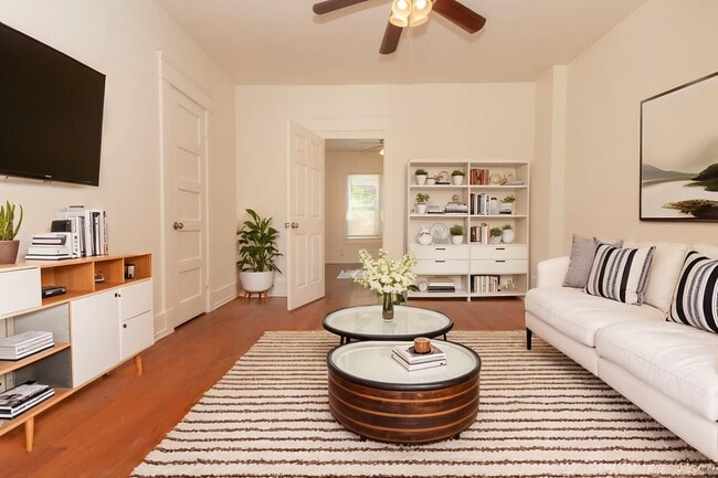 Building Photo - Charming 1-Bed/1-Bath Unit 2206