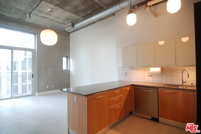 Building Photo - 645 W 9th St Unit 725