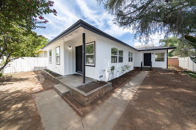 Building Photo - 5816-5818 Kester Ave. Unit 5816