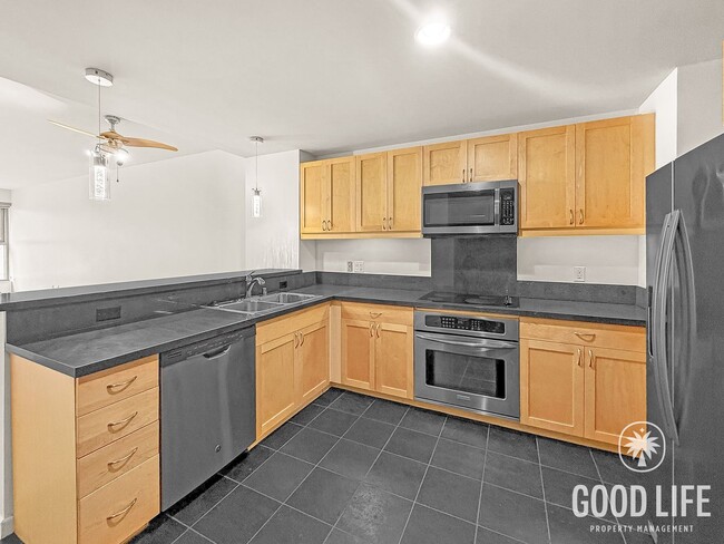 Building Photo - Rare 1B+Den/1BA Metrome Condo w/ Balcony, A/C & Storage Included! Unit 720