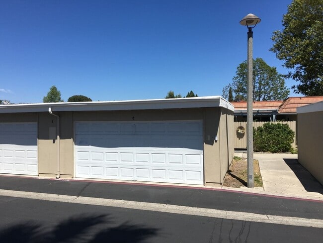 Building Photo - End Unit 3 Bed 2 Bath with a View