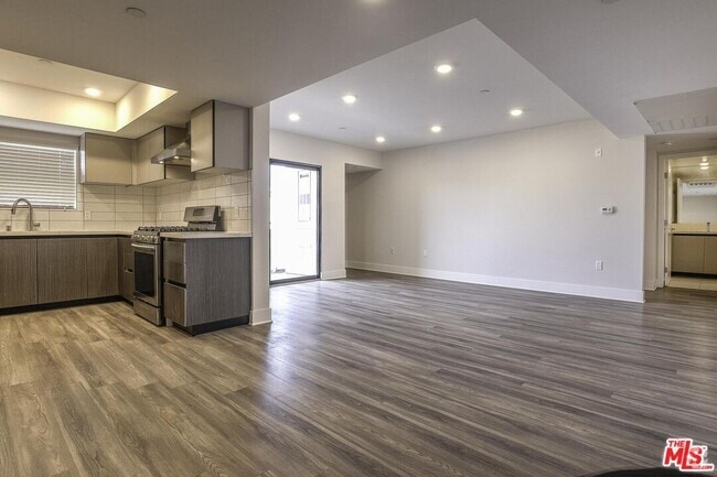 Building Photo - 5030 Rosewood Ave Unit 404 Rental