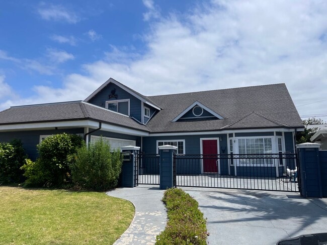 Building Photo - 3BR/2BA By the beach.