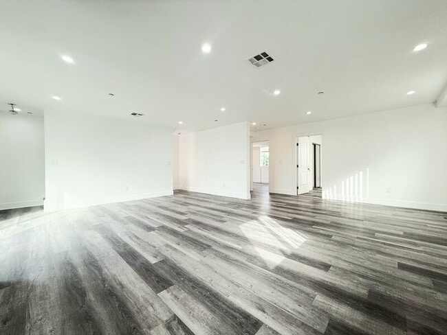 Photo - 2853 Cincinnati St