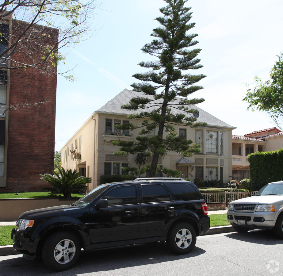 Photo - 352-354 S Reeves Dr Apartments