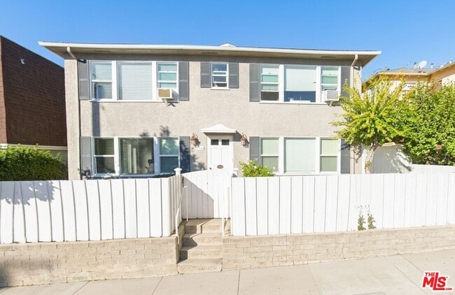 Building Photo - 4121 Ocean View Blvd Unit A