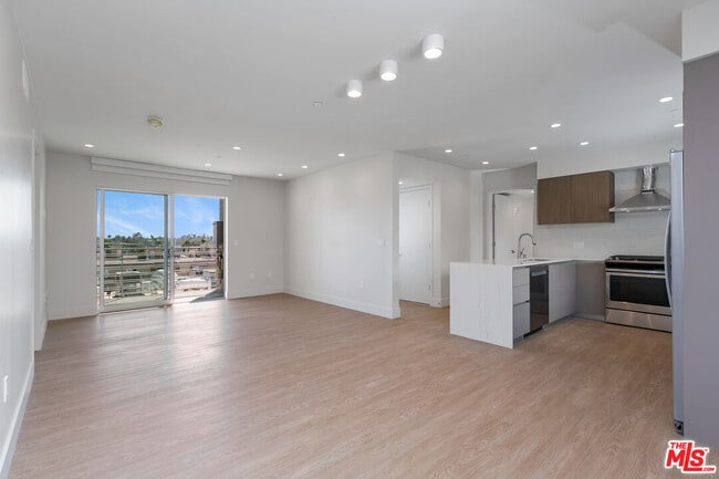 Photo - 11837 Mayfield Ave Unit 305