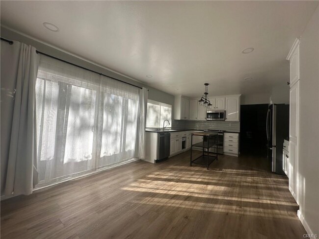 Photo - 10416 Larwin Ave