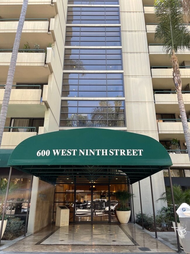 Building Photo - 600 W 9th St Unit #1206