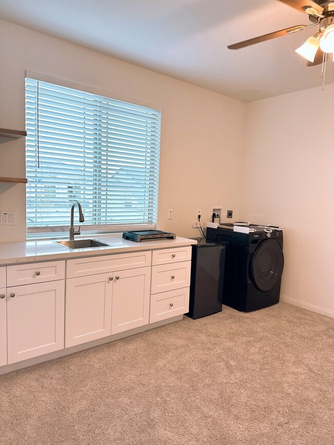 Building Photo - 4061 Hudson Ln Unit #E