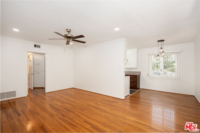 Building Photo - 256 S Doheny Dr Unit 1 Rental