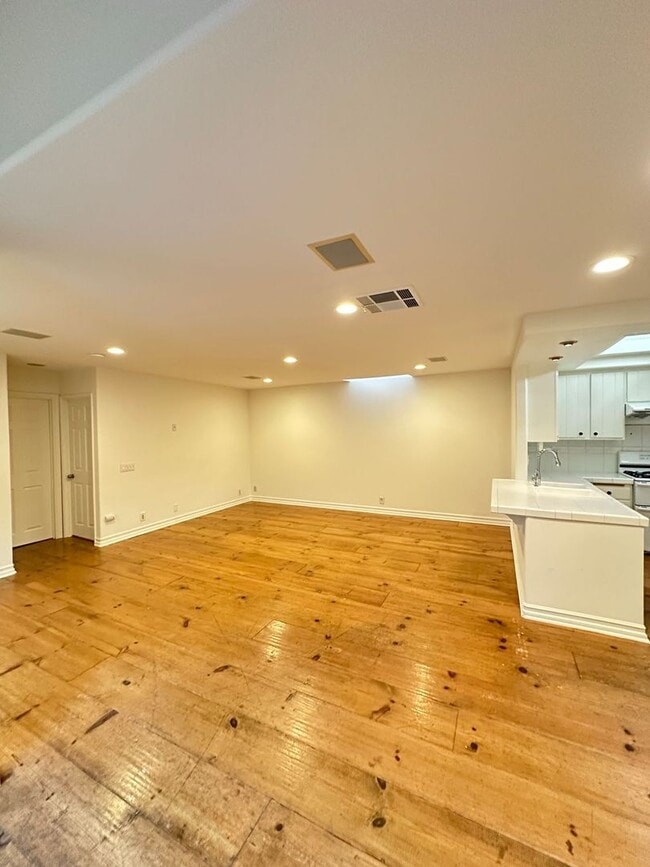 Photo - 3 Bedroom Irvine Home - Large Master Suite w/ Wood Floors - Beautiful!!!!!