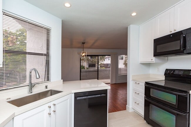 Building Photo - 2 bed, 2 bath Townhome – LA JOLLA/UTC