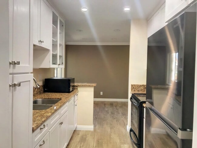 Building Photo - Beautifully updated house in Burbank Blvd ...