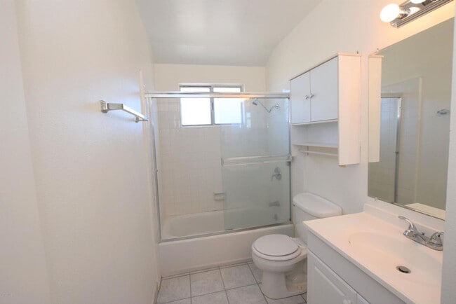 Building Photo - Popular Victoria Avenue Penthouse