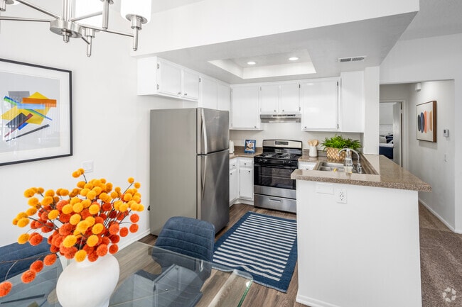 1BR, 1BA + Den - 900SF - Kitchen - Wimbledon Glen