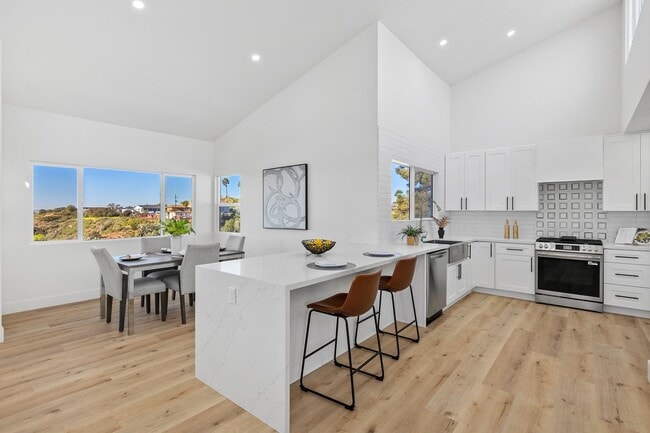 Photo - 700 Selma Pl