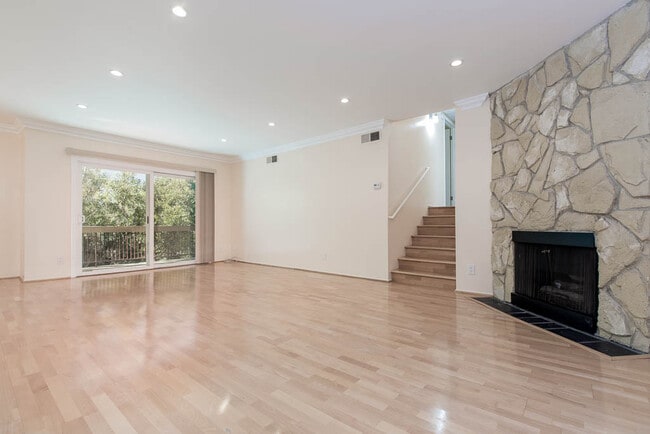 Building Photo - 1242 S Barrington Ave Unit 302