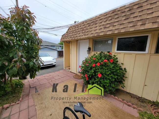 Photo - 1944 Oxford Ave