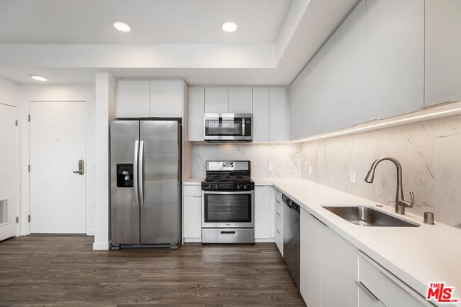 Photo - 5750 Hollywood Blvd Unit 733