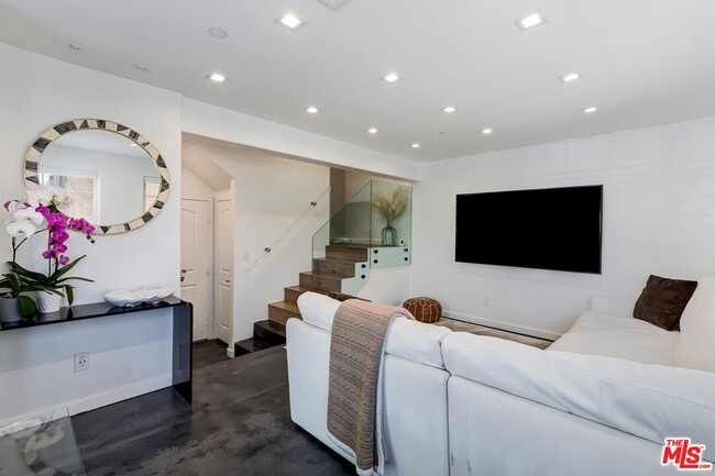 Photo - 1521 S Hayworth Ave Unit 107