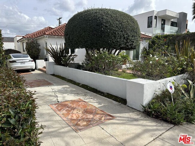 Photo - 128 S Swall Dr