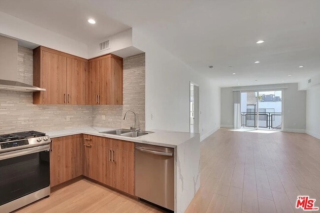 Building Photo - 14419 Riverside Dr Unit 202