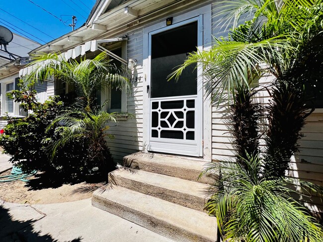 Building Photo - Spacious Cute one bedroom a block from the beach