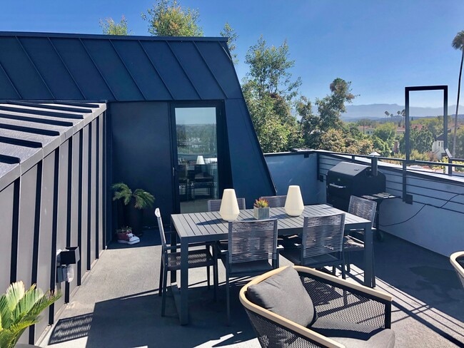 Rooftop patio - 1282 S Cloverdale Ave