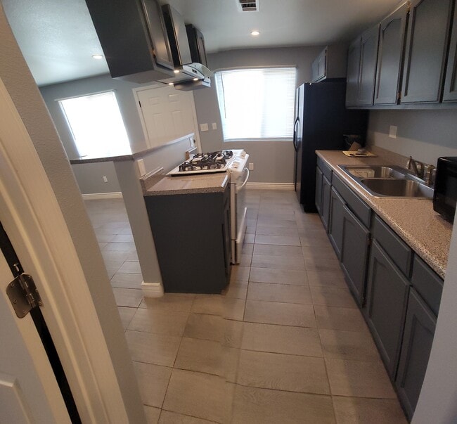 Photo - 19449 Ingomar St