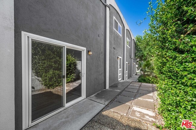 Photo - 648 N Grand Ave