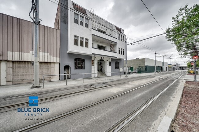 Building Photo - 1420 Flower St Unit 7