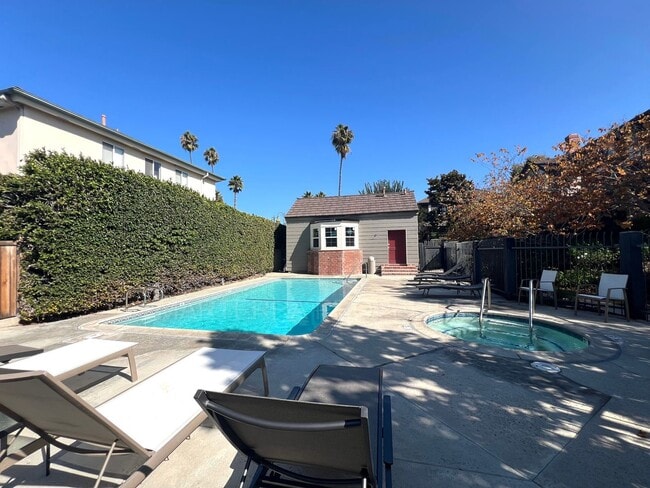 Building Photo - 3 Bed/2.5 Bath Townhome In Eastside Costa ...