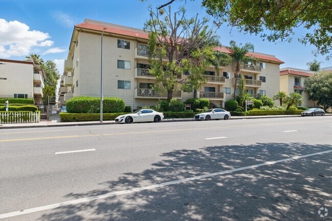 Building Photo - 5400 Lindley Ave Unit 211 Rental