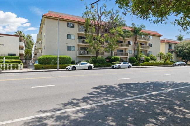 Photo - 5400 Lindley Ave Condo Unit 211