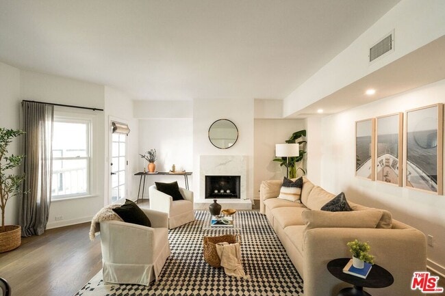 Building Photo - 2622 2nd St Unit 2