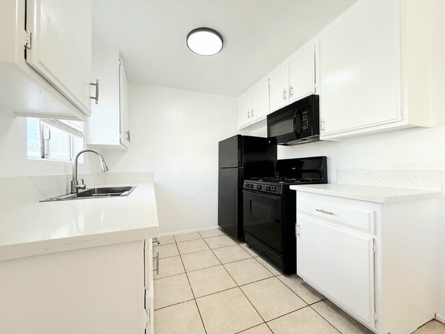 Building Photo - 1343 W 36th St Unit 4