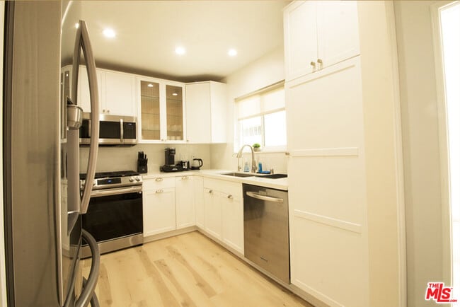 Photo - 9042 Phyllis Ave