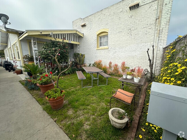 Building Photo - 867 W 9th St Rental