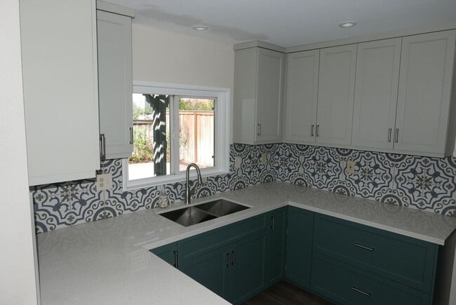 Building Photo - Updated home in Riverside's Hawarden Hills community