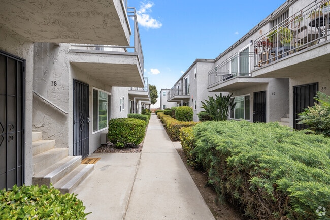 Courtyard - Anniversary Apartments