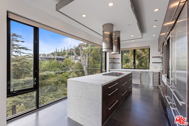 Photo - 8460 Harold Way