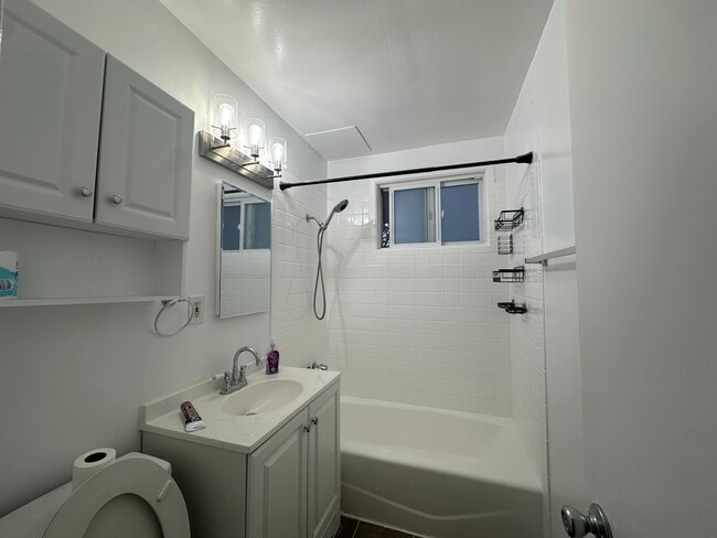 Bath - 1538 Loma Dr Unit #4
