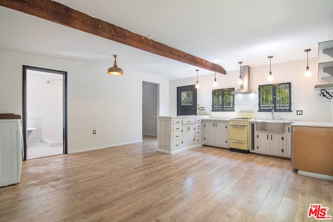 Photo - 1159 S Hayworth Ave