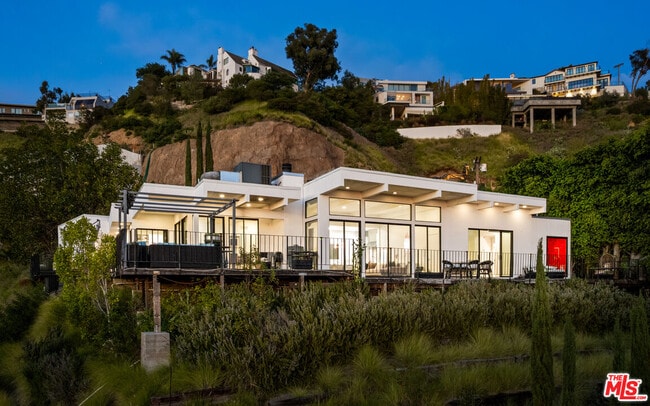 Photo - 2001 Sunset Plaza Dr