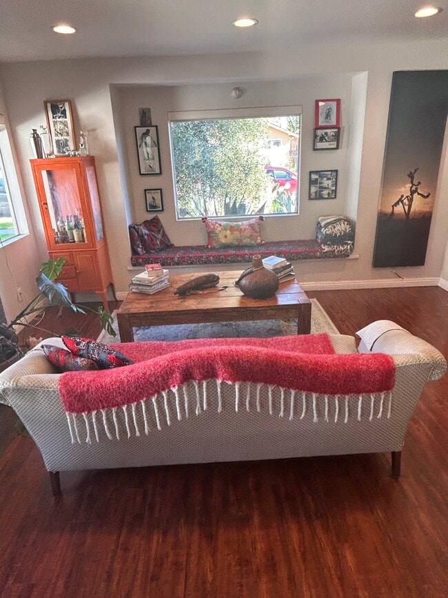 Building Photo - 4717 S Van Ness Ave