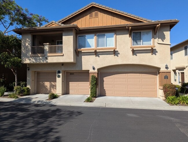 Building Photo - 3 Bedroom - 2.5 Bathroom Townhome in Scrip...