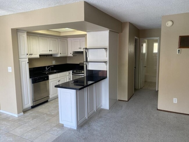Building Photo - 7555 Linda Vista Rd Unit 15