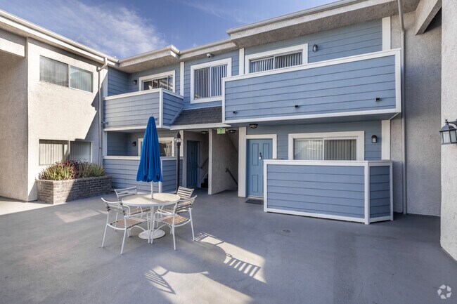 Courtyard - Sherman Way Apartments