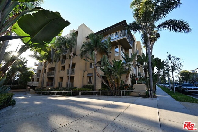 Building Photo - 5831 Seawalk Dr